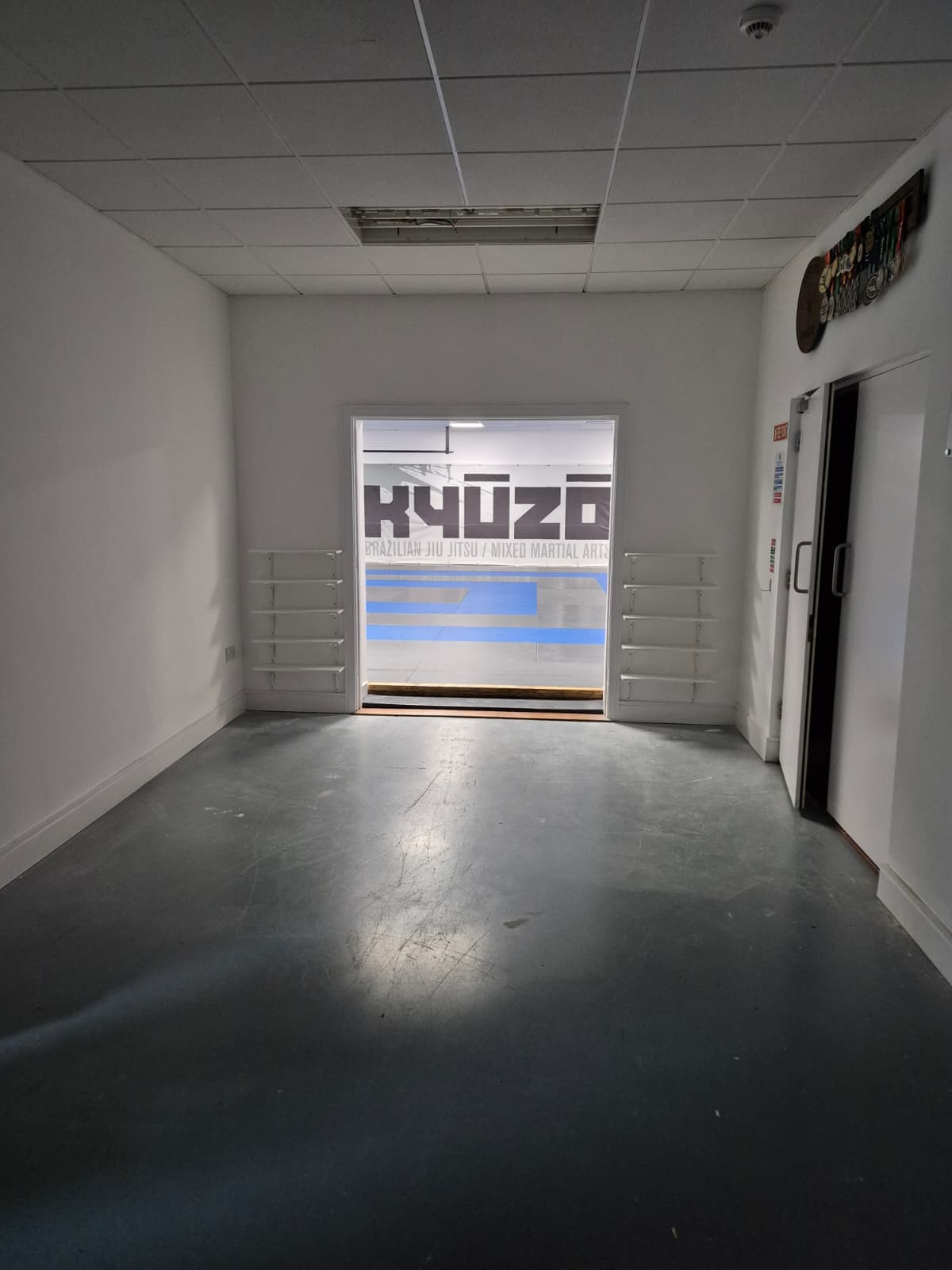 looking in the door of Kyuzo